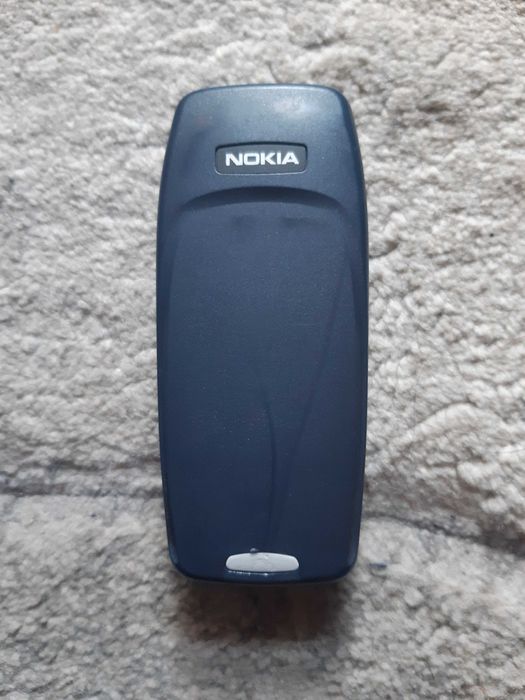 Телефон NOKIA 3310 с оригиналното си зарядно у-во