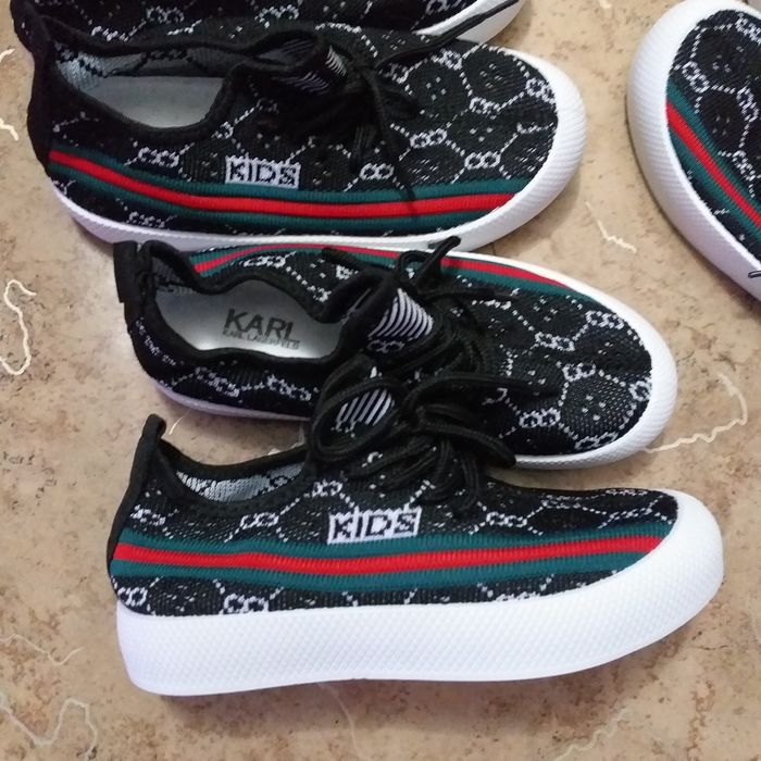 Продам детскую обувь