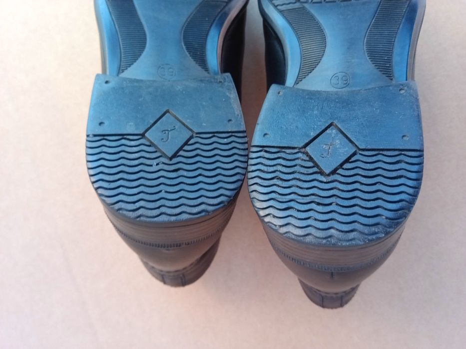 Ghete piele nr.39,interior 27/25 cm,impecabile,elegante.