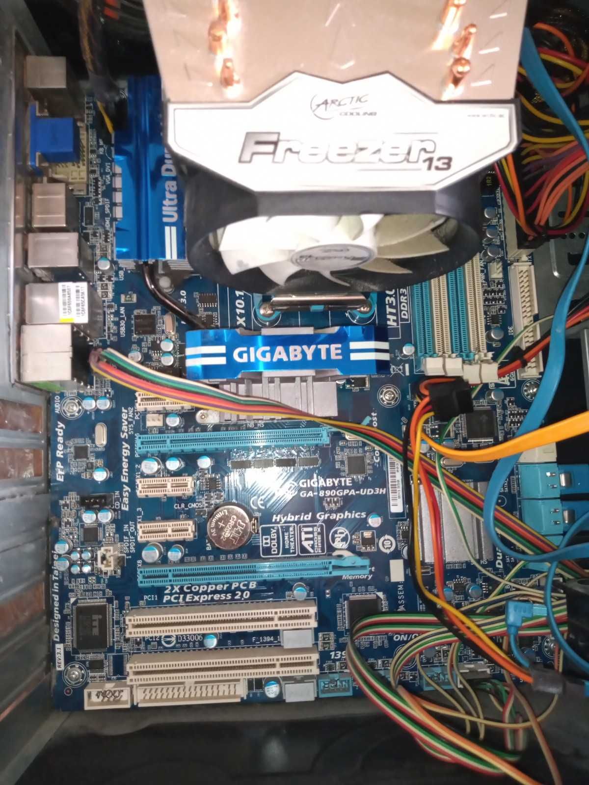 Placa de baza: Gigabyte ga890 gpa - ud3h + proc AMD phenom II