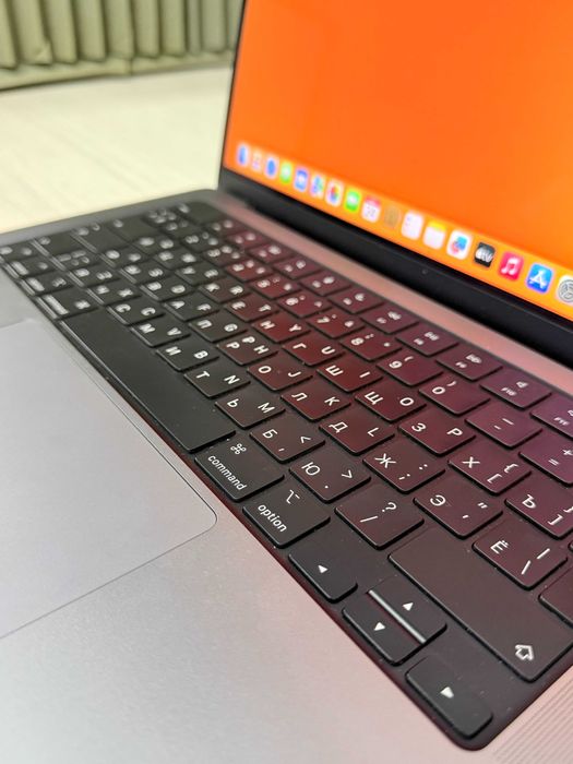 Mackbook Pro M1 Pro chip, 90% battery, 14 dyum display, 16/512 gb