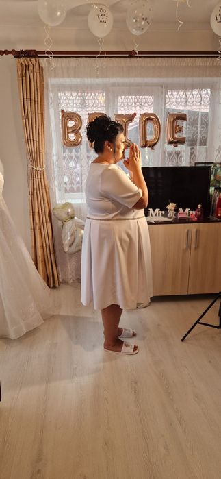 Vând rochie albă cu pietricele facută pe comandă