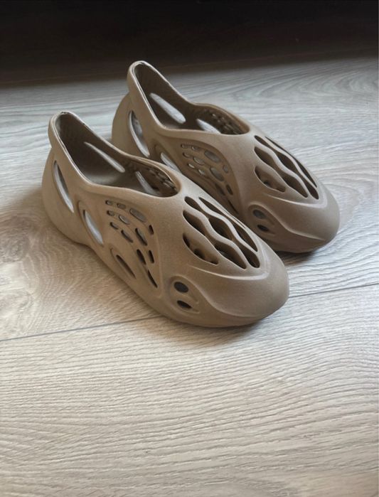 vand yeezy foam rnr noi crem
