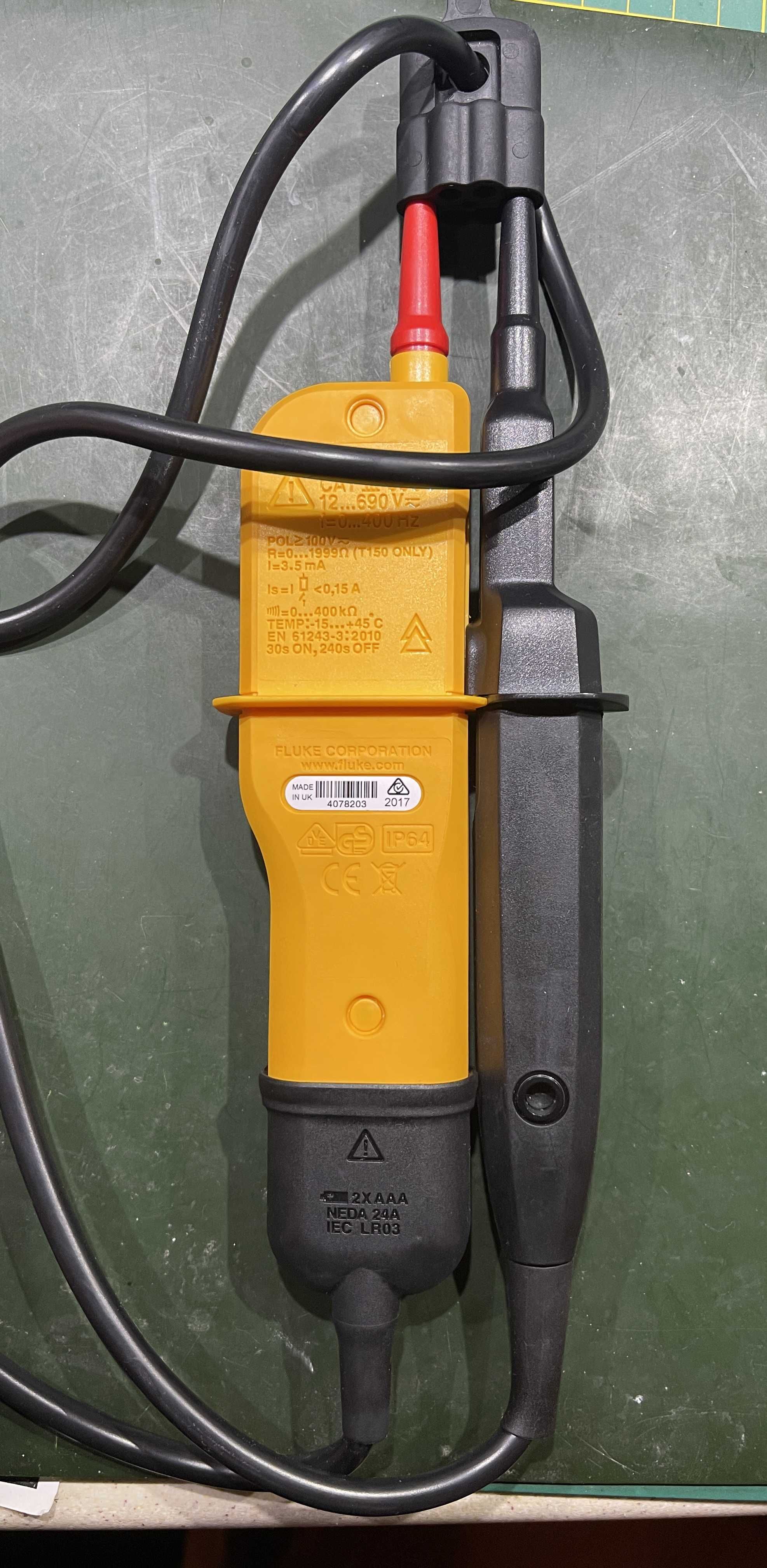 FLUKE T150 VDE тестер за напрежение - нов