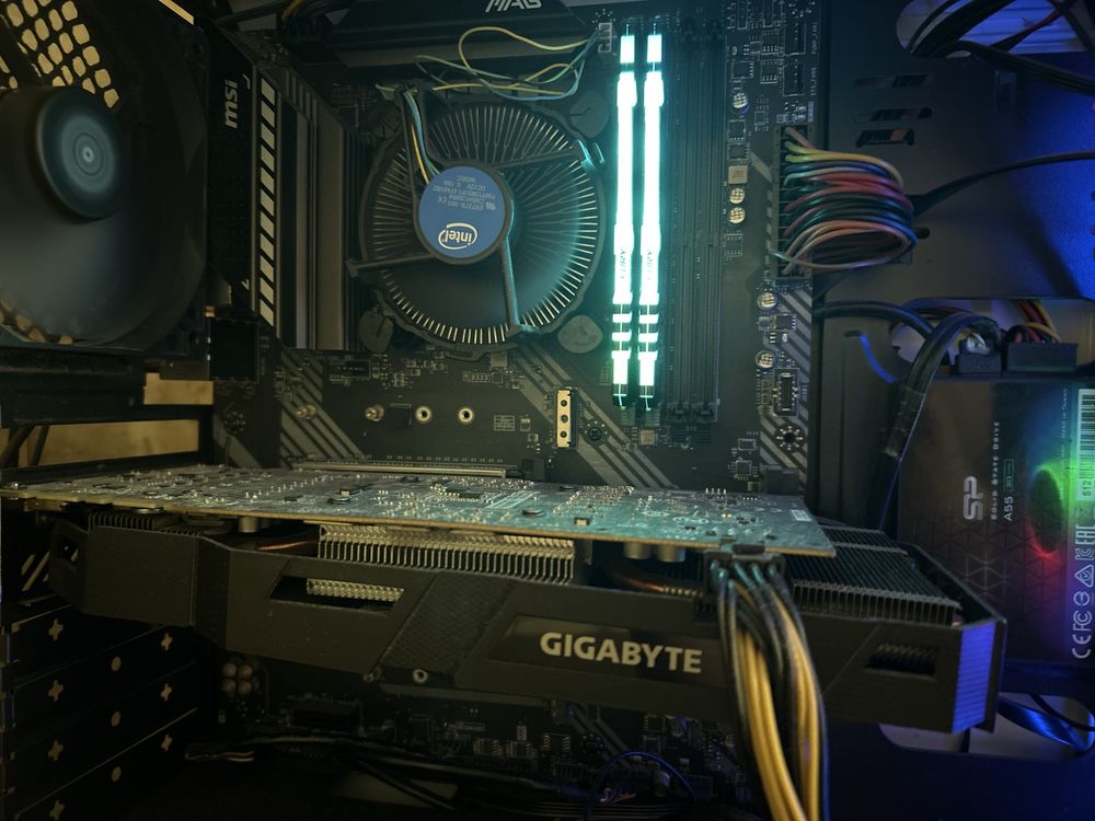 Продавам видеокарта Gigabyte gtx 1070+i5-10400f+24gb ram fury