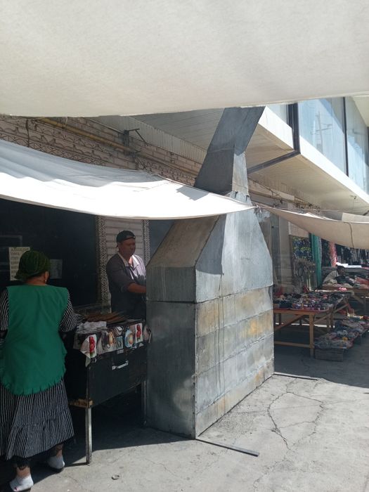 Магазинлар сотилади. Ангрен бозорини енида