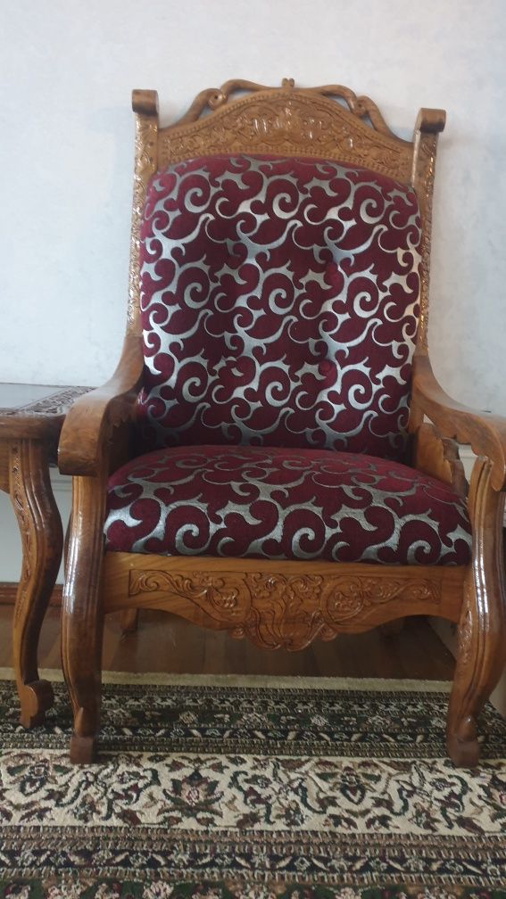 Antikvar stol deyarli ishtilmagan naqshlari qo'lda qilingan