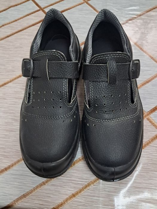 Продам рабочие сандалии 39р.  Новые