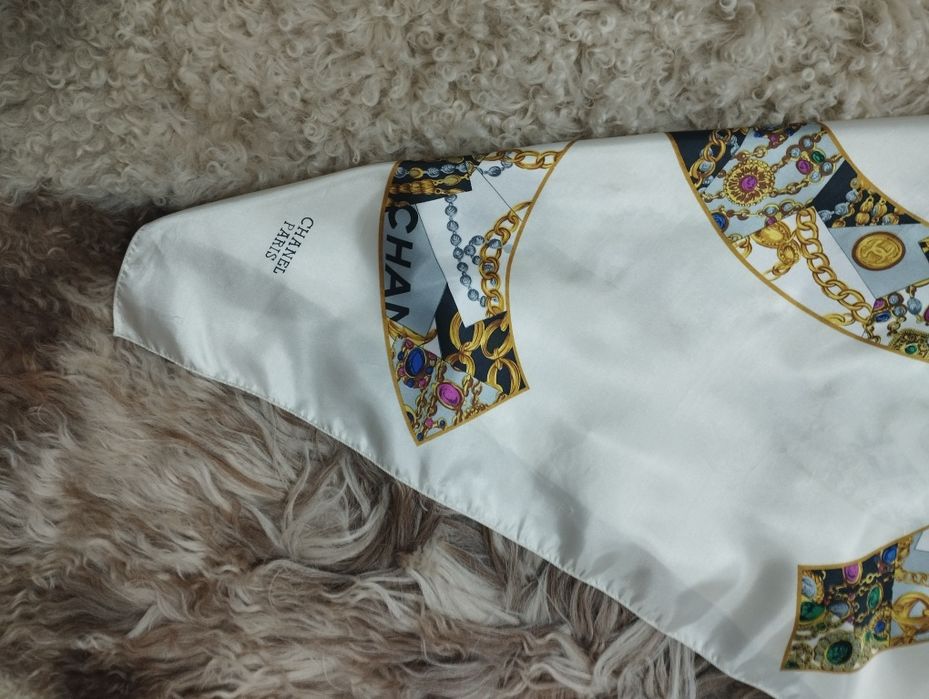Eșarfă cu inscripția Chanel, dimensiuni 87/85 cm