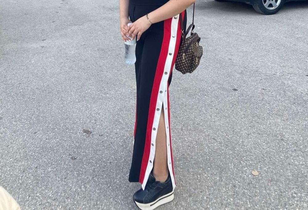 Дамски панталон с канти и копчета