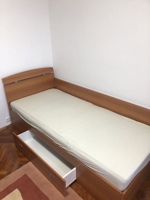 Vând pat o persoană: L 2,00 /l 90. Saltea inclusă, + bonus noptieră.