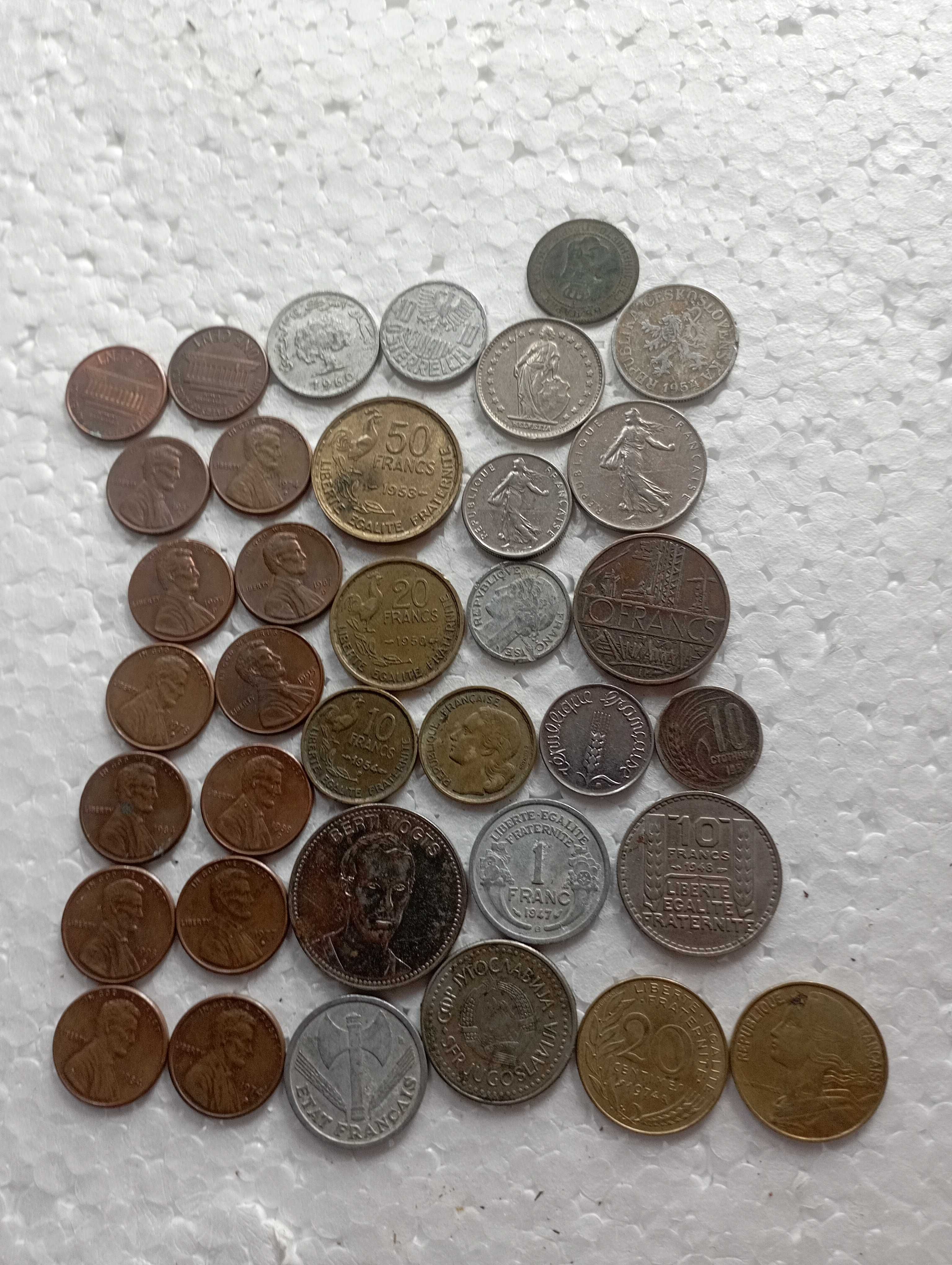Продават се стари монети, от различни години. Имам български и др.