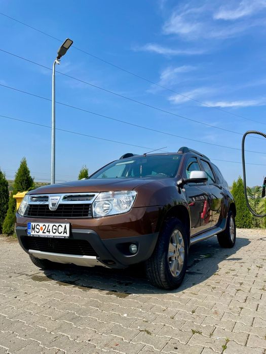 Vând sau schimb Dacia Duster