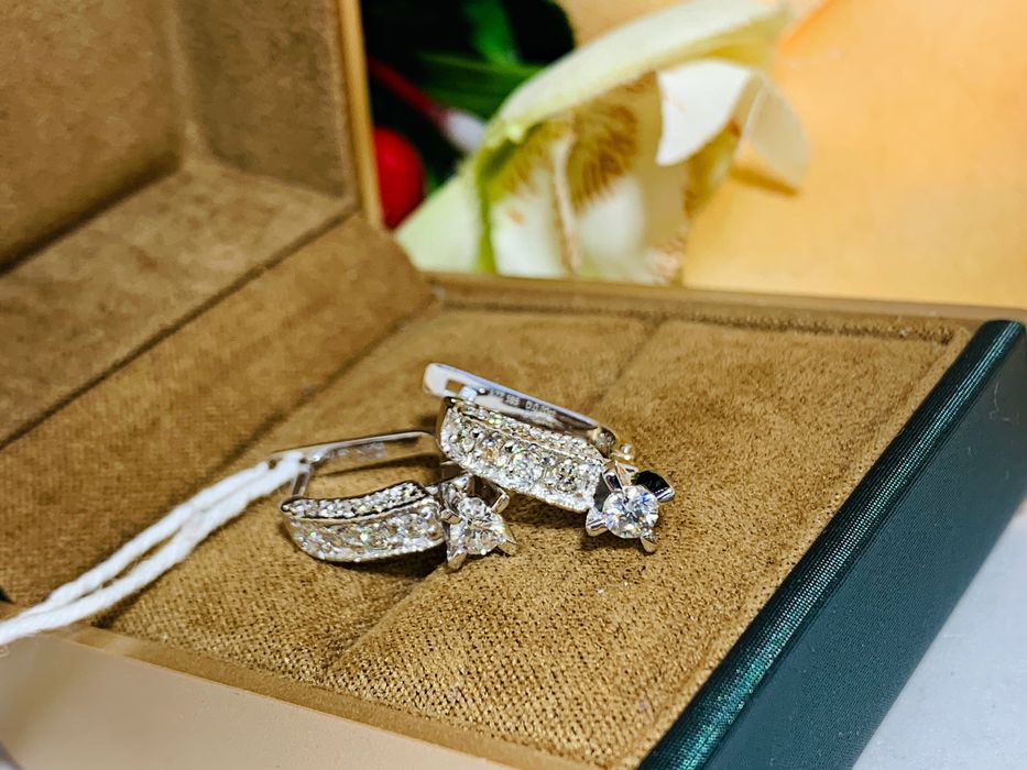 Изящные золотые серьги с бриллиантами