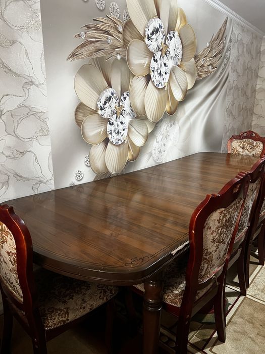 Стол стулья и сервант