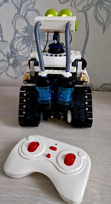 Cada bot programabil  +8 LEGO