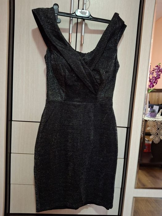 Rochii și pantalonii de vânzare