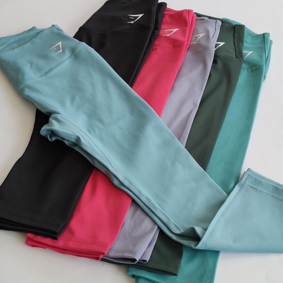 Haine sport Gymshark noi pentru femei si barbati