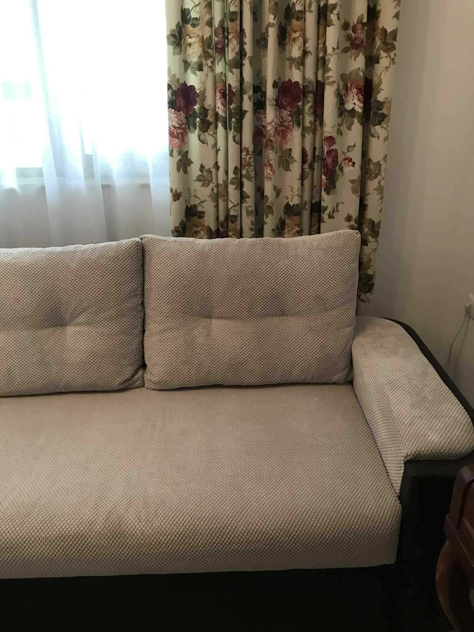Продавам диван бежов, с кафяво, нов