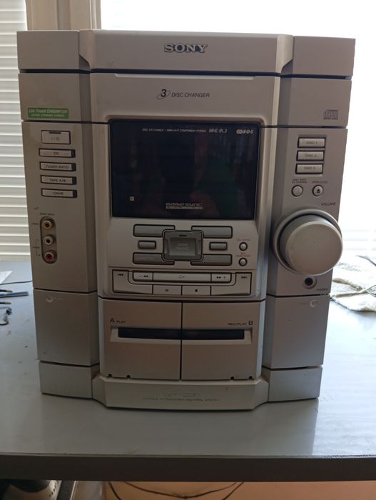 Продавам музикална уредба SONY