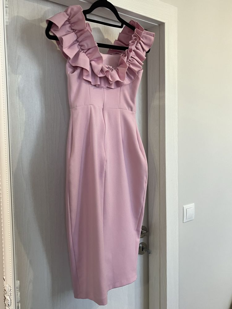 Розова рокля с цепка