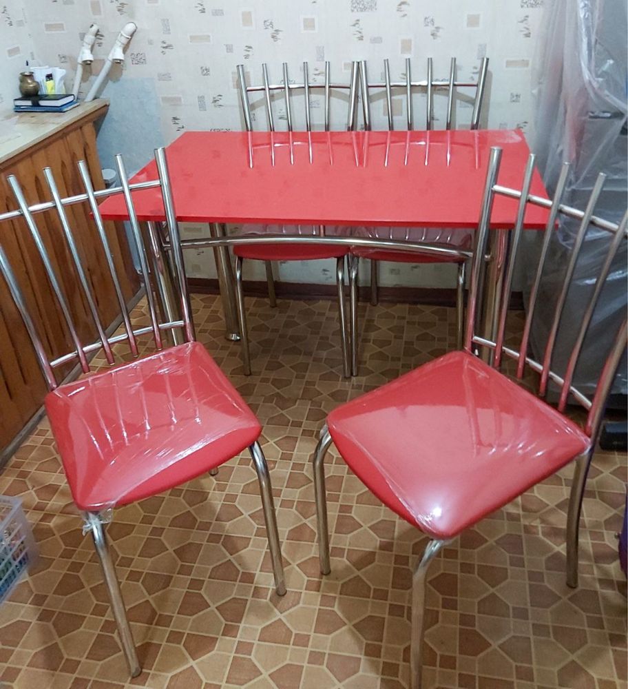 Кухонный стол и стулья