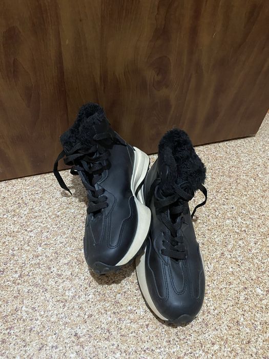 Срочно  новые  женские  кроссовки  продам