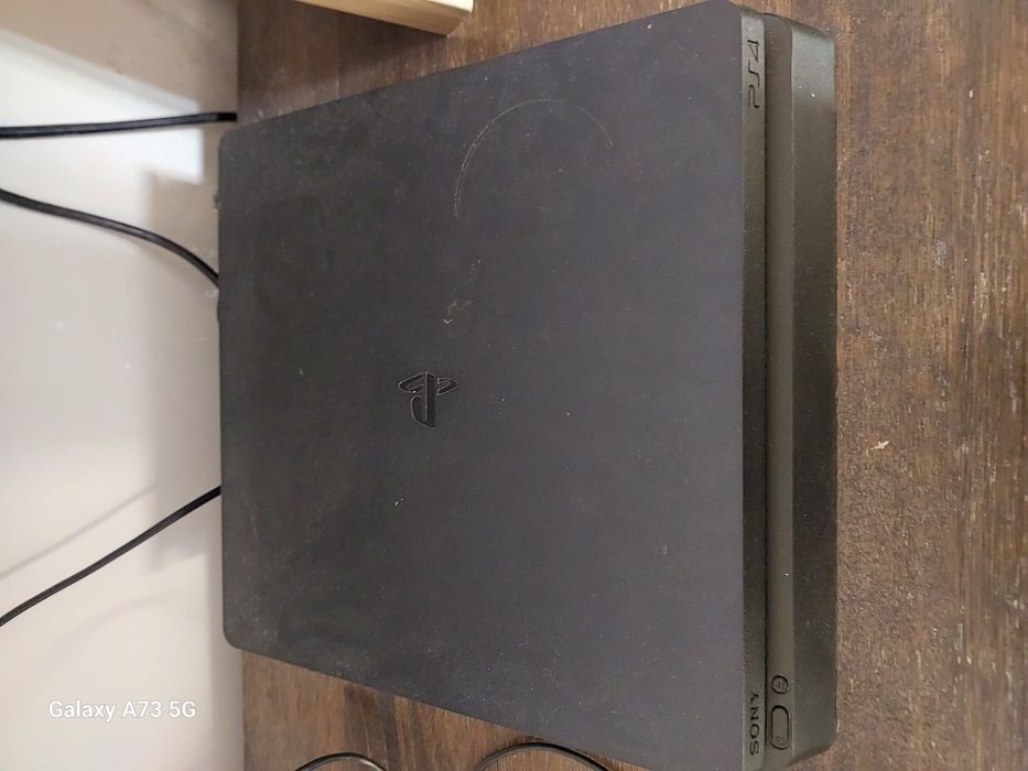 Продам в хорошем состоянии PlayStation 4 марка Sony с играми FIFA 2024