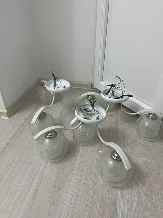 3 люстры (2 с 3 завитками, 1 с 2 завитками)