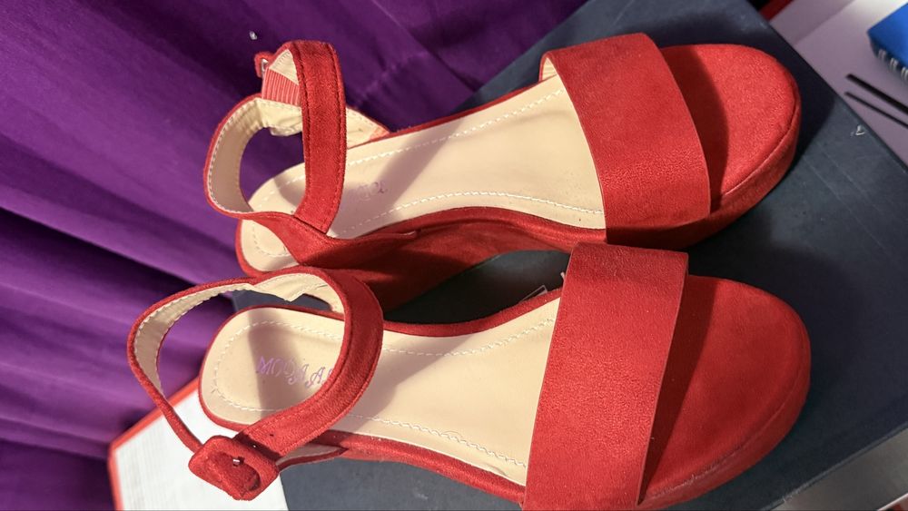 Sandale cu platforma