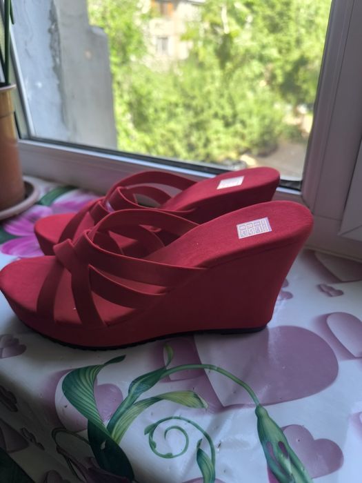 Продам новые женские босоножки.