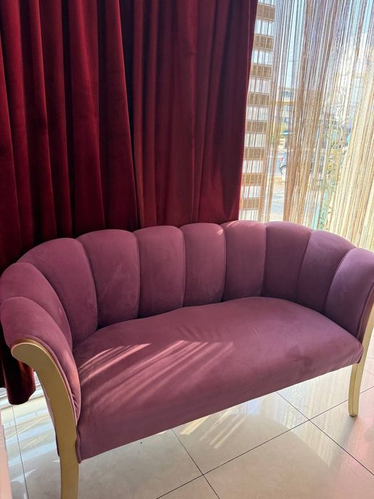 Mehmonxonasida uchun chiroyli yengi dizayndegi divan