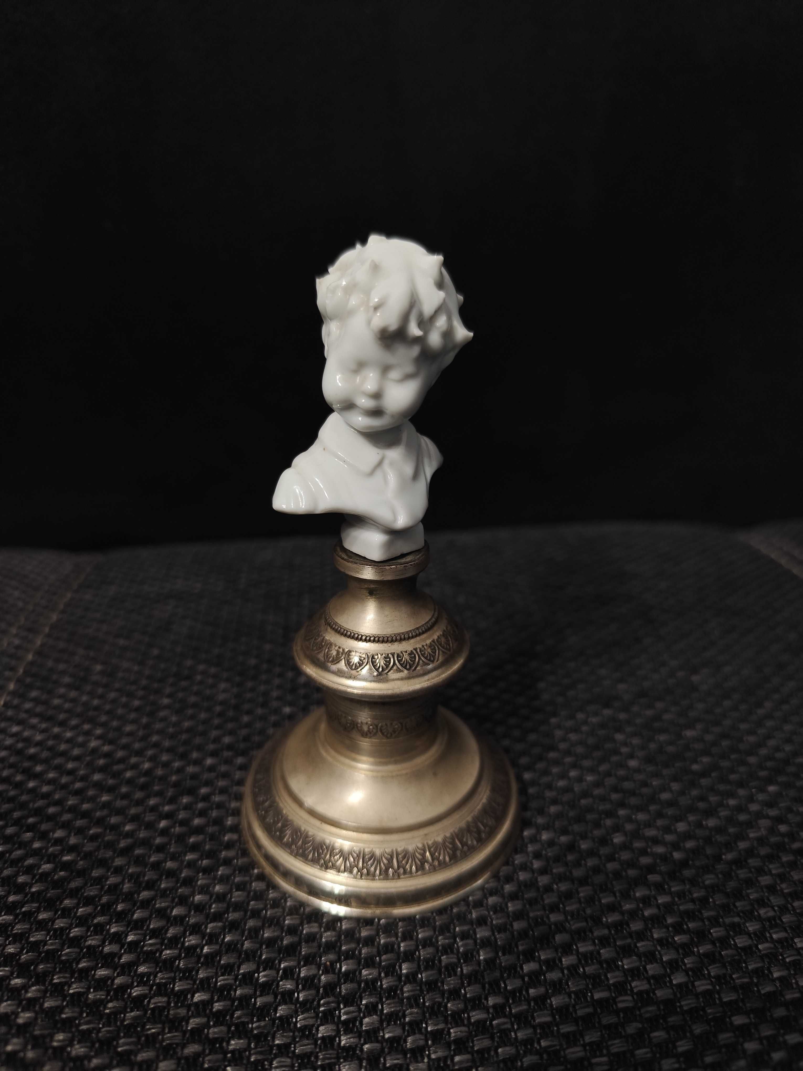 Statueta veche, bust copil, porțelan alb pe soclu din argint