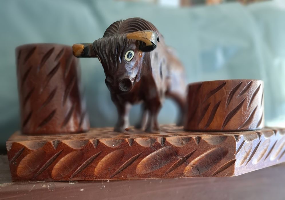 Suport pentru țigări și brichetă.