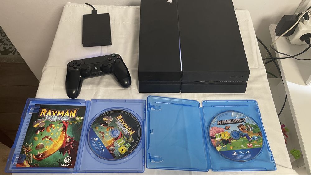 Vand Playstation 4 plus 2 jocuri incluse,HDD extern Seagate Expandable