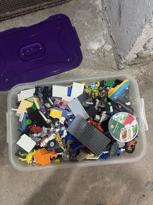 Cutie plina cu piese de lego si alte jucatii