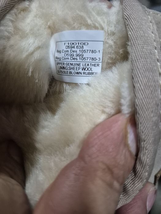 Vând UGG Femei,marimea 399.Culoare Bej.