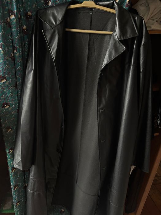Продаю кожаный плащ так как нужны деньги срочно!!