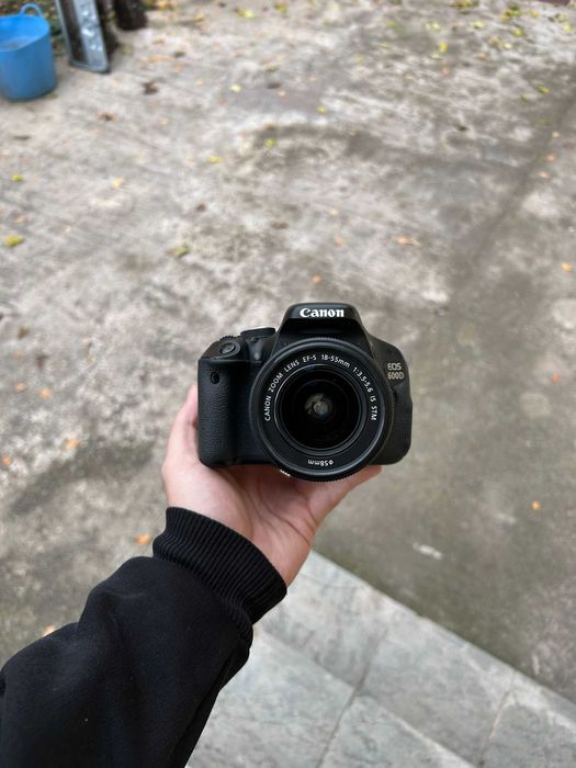 Canon 600D Body + Obiectiv EF-S 18-55mm f/3..5-5.6 IS STM