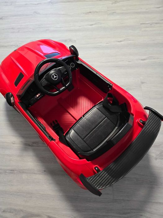 Електрически детски мерцедес, подходяща за деца над 2 години.