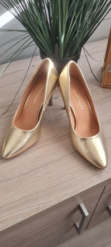 Pantofi dama marimea 37,culoare aurie.
