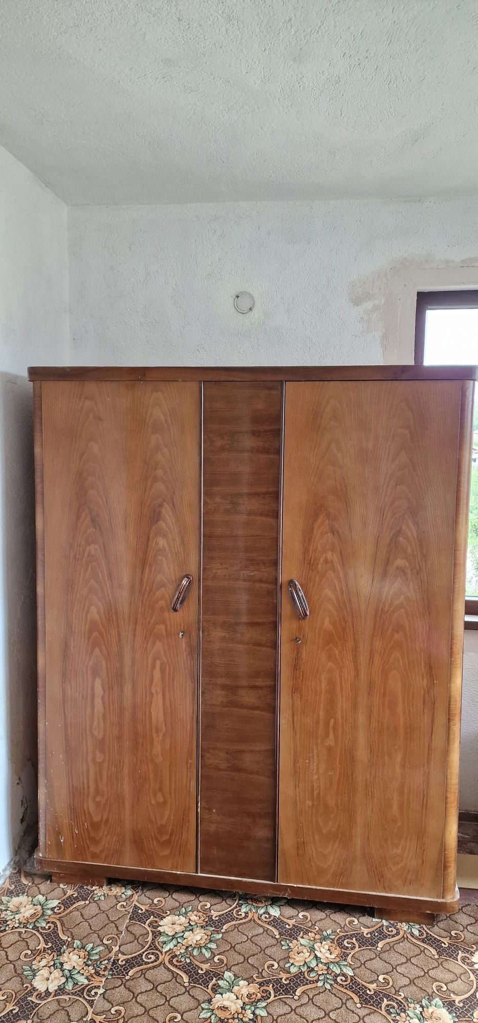 Старинен дървен гардероб