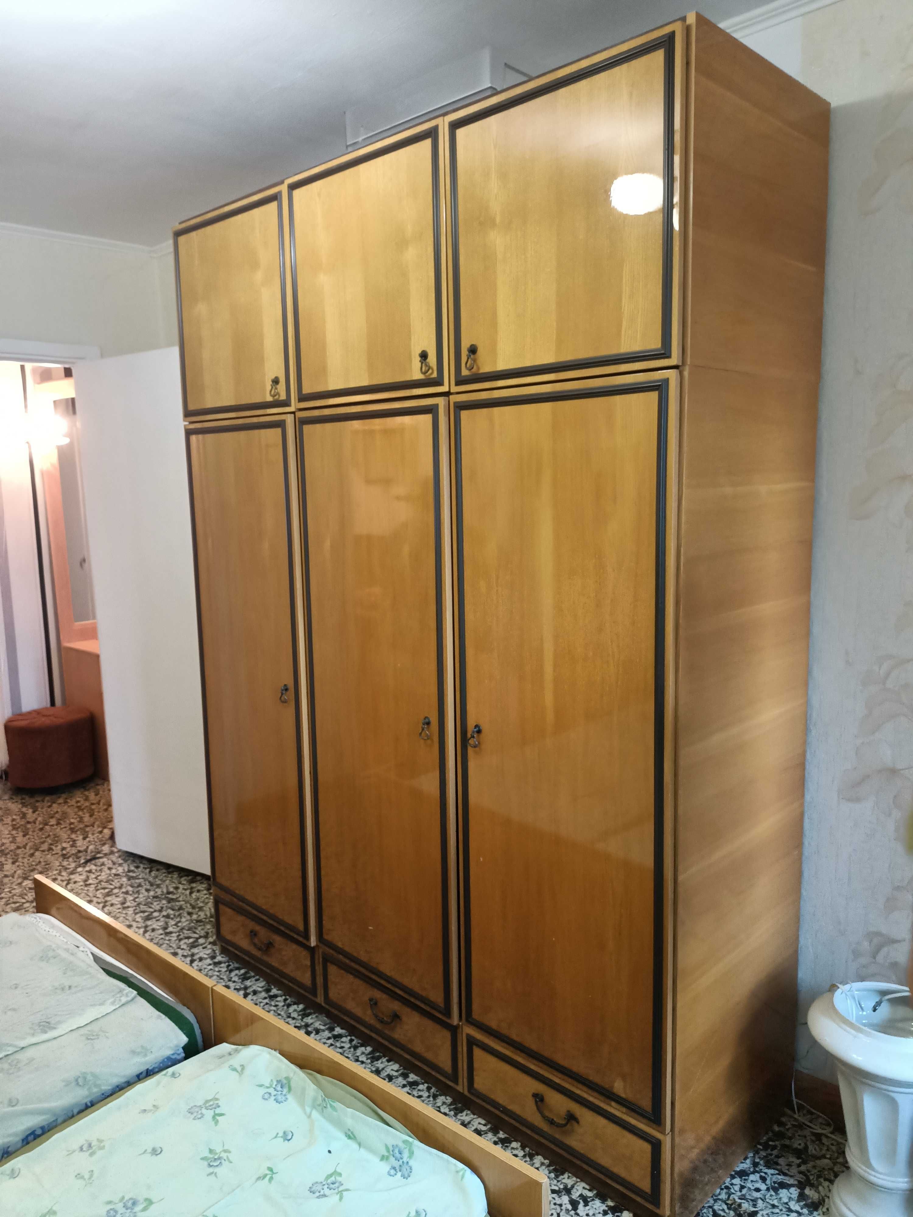 Румынский шкаф, трюмо и тумбочка