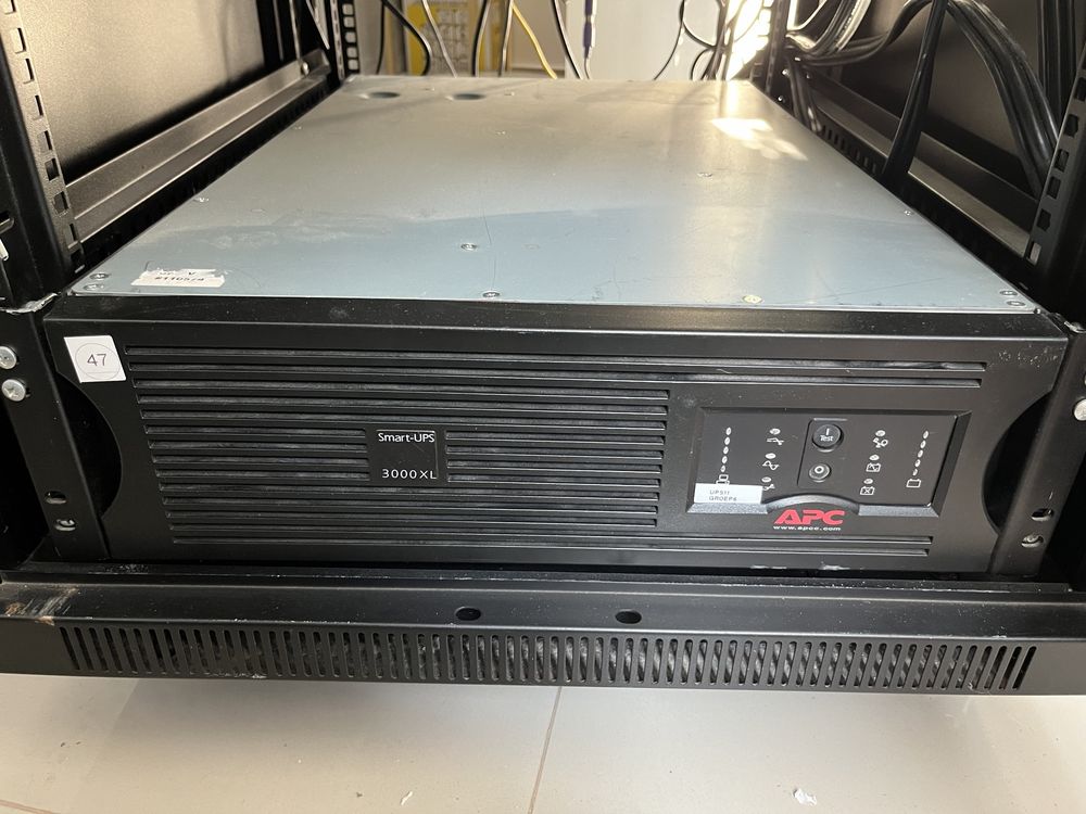 UPS Smart-UPS 3000XL APC cu placa de retea SmartSlot + baterii bune
