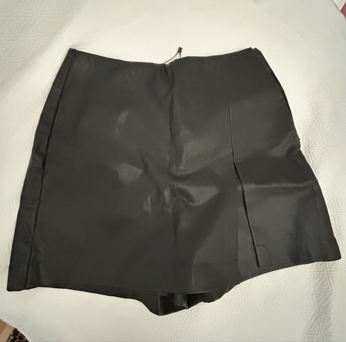 черные шорты-юбка из искусственной кожи.