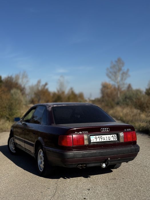 Автомабиль Ауди с4 100