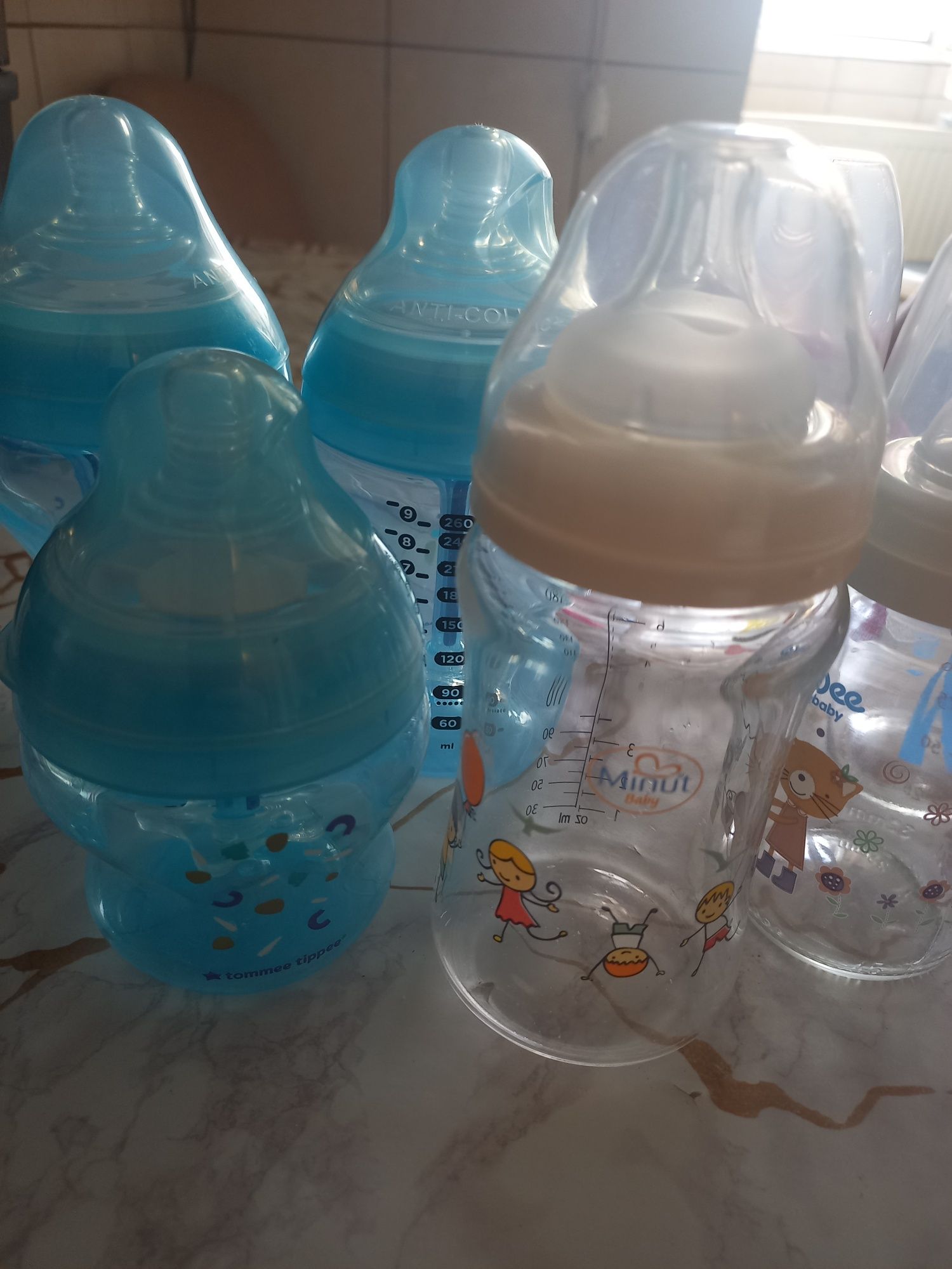 Vând suzete ,pampers nr 2 și biberoane