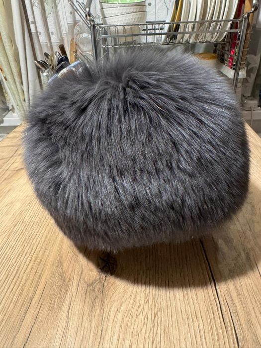 Продам  две новые песцовые шапки. Размер регулируется .В связи с перее