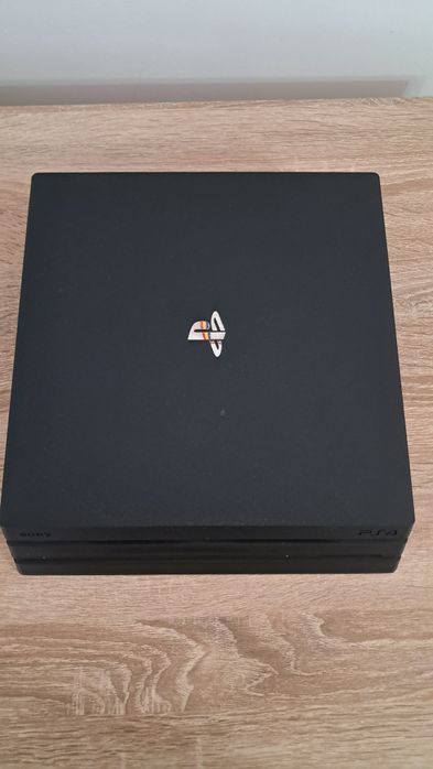 PS4 pro cu doua manete plus EAFC25 si GTA V