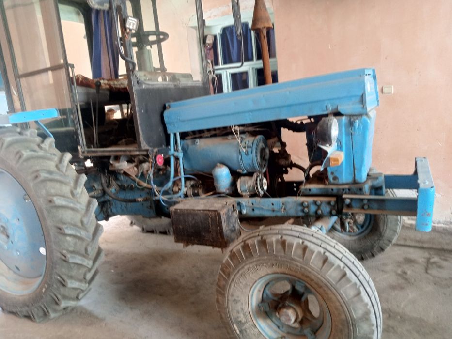 Traktor t28  sotiladi